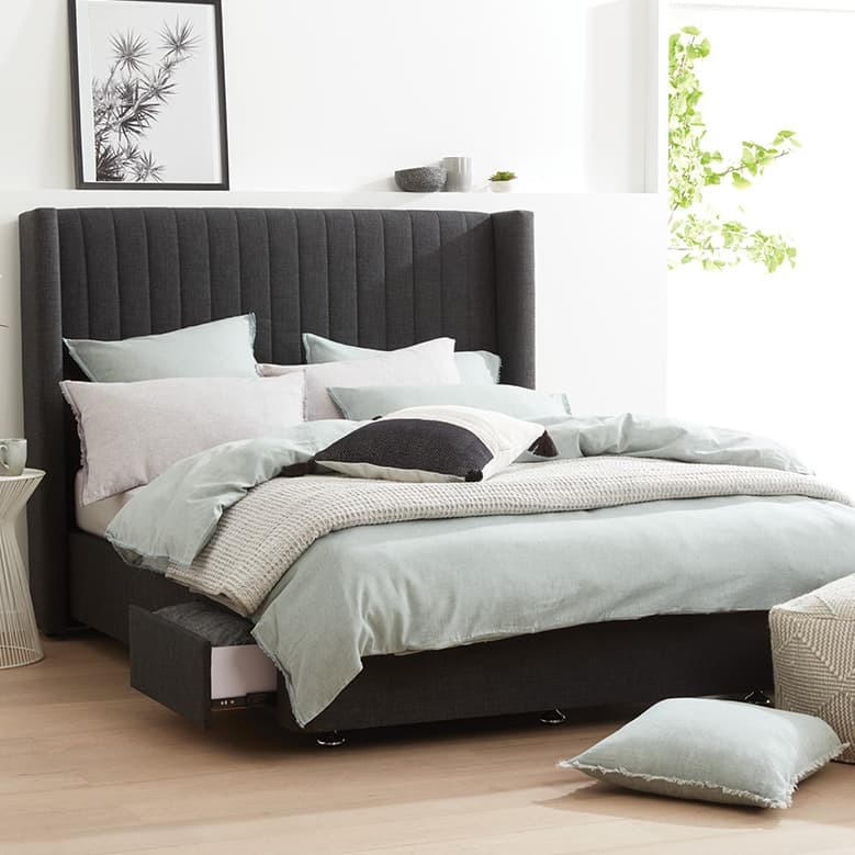 Lifestyle image of the  Titan Vertical Wings Qb Bedhead (Graphite) from Forty Winks